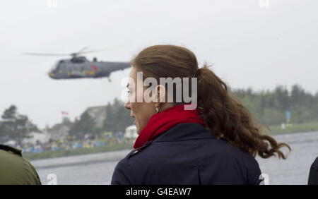 La duchessa di Cambridge guarda un elicottero Canadian Forces Sea King volato dal marito il Duca di Cambridge dove effettuò una manovra audace conosciuta come 'waterbirdwatching' in un lago a Dalvey by-the Sea, sull'isola del Principe Edoardo nel Canada orientale. Foto Stock