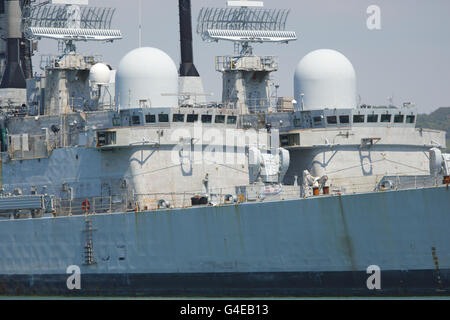 Due ex cacciatorpediniere Royal Navy Type 42, tra cui HMS Exeter sulla sinistra, si trovano all'ancora a Portsmouth Harbour in attesa di essere messi a disposizione Foto Stock