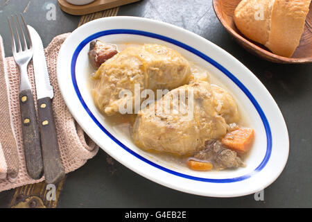 Farcite involtini di cavolo con carne macinata nella piastra Foto Stock