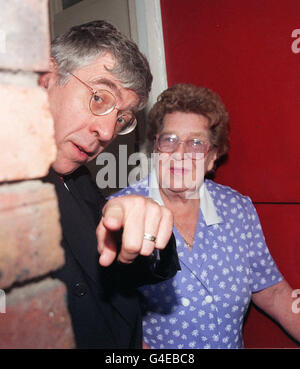 Il segretario di casa Jack Straw incontra il residente Millie Thompson, di 79 anni, durante una visita di oggi (martedì) ad un progetto di sicurezza comunitaria a Merton, nel sud di Londra. I progetti di partenariato che collegano tra loro agenzie come la polizia, i servizi sociali e di indagine e le comunità locali sono destinati ad essere tra le iniziative che hanno dato una fetta dei fondi supplementari quando il Ministro annuncia i risultati della Revisione globale della spesa per l'ufficio domestico questo pomeriggio. Guarda la storia del PA. Foto di Stefan Rousseau/PA Foto Stock