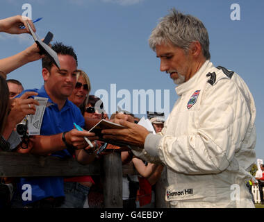 L'ex campione del mondo di F1 Damon Hill incontra i tifosi durante il Goodwood Festival of Speed a Chichester, West Sussex. Foto Stock