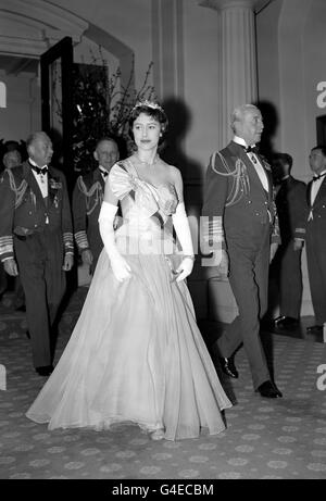 La principessa Margaret cammina con il maresciallo della Royal Air Force Lord Nwall nella processione alla sala da pranzo per la cena per celebrare il 40° anniversario della Royal Air Force presso la sede del comando dei combattenti a Stanmore, Middlesex. Seguono il Duca di Gloucester (a sinistra) e il Marshall del Signore reale dell'Aeronautica militare Tedder. Foto Stock