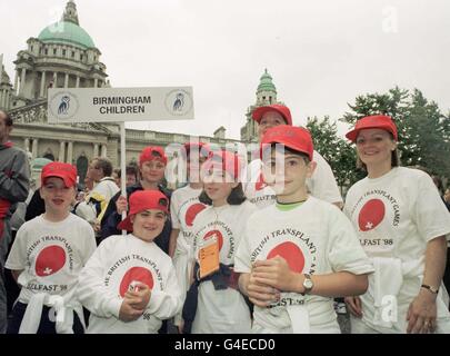 GUARDIAN HEALTH BRITISH TRANSPLANT GAMES, Belfast 30 luglio - 2 agosto 1998 il Birmingham Childrens Team alla cerimonia di apertura di fronte al Municipio di Belfast per i Guardian Health Transplant Games. I bambini sono da L a R: PRIMA FILA Craig Hinman(10), Lee Corbet,(10) Hannah Corbet (11) Reuben Collinson (8) SECONDA FILA Becky Ford (15) Nicki Erskine (12) Christine Dempsure (16) e Team Manager Rosie Jones Pic FREE Maggiori informazioni da Transplant Games Ufficio Stampa Tel: 01232 787719 Foto Stock