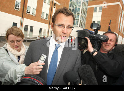 L'ex capo della comunicazione di Downing Street, Andy Coulson, lascia la stazione di polizia di Lewisham nel sud di Londra, dopo essere stato arrestato per sospetto di aver corrotto funzionari di polizia. Foto Stock