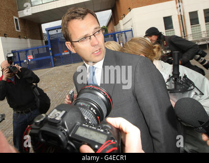 L'ex capo della comunicazione di Downing Street, Andy Coulson, lascia la stazione di polizia di Lewisham nel sud di Londra, dopo essere stato arrestato per sospetto di aver corrotto funzionari di polizia. Foto Stock