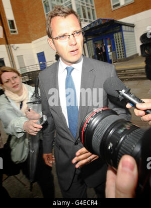 L'ex capo della comunicazione di Downing Street, Andy Coulson, lascia la stazione di polizia di Lewisham nel sud di Londra, dopo essere stato arrestato per sospetto di aver corrotto funzionari di polizia. Foto Stock