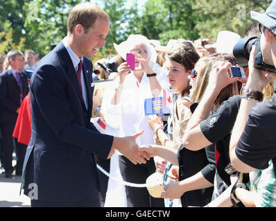 Il Duca di Cambridge incontra i suoi bravoloni mentre frequenta un ricevimento al Calgary Zoo di Calgary, Canada. Foto Stock