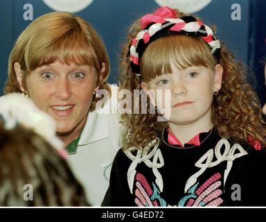 Lynne Pilcher (a sinistra) e Leah Gogan (11) di Belfast - il team di premiazione ai Guardian Health British Transplant Games, Belfast oggi (sabato). Foto PA Foto Stock