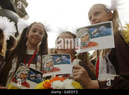 Scolari durante la presentazione di una statua di Yuri Gagarin al British Council nel centro di Londra. Foto Stock