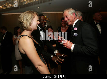 Il Principe del Galles, presidente del Prince's Trust e del British Asian Trust, incontrò Levi Roots (seconda a sinistra) e Charlene Davies (sinistra) durante una cena a favore di entrambe le organizzazioni di beneficenza ospitate da membri della British Asian Community, presso il Dorchester Hotel di Londra. Foto Stock