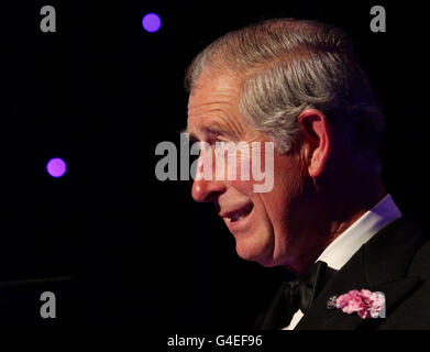 Il Prince of Wales, presidente del Prince's Trust e del British Asian Trust, ha tenuto un discorso durante una cena in aiuto di entrambe le associazioni di beneficenza ospitate da membri della British Asian Community, presso il Dorchester Hotel di Londra. Foto Stock