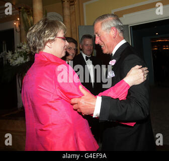 Il Principe del Galles, Presidente del Prince's Trust e del British Asian Trust, saluta Martina Milburn, Direttore Generale del Prince's Trust durante una cena a favore di entrambe le organizzazioni di beneficenza ospitate da membri della British Asian Community, presso il Dorchester Hotel di Londra. Foto Stock
