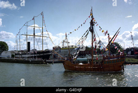 Il Matthew passa l'altra famosa nave di Bristol, la SS Great Britain, mentre lei ritorna al suo porto di casa. Il Matthew è una replica di una caravel navigata da John Cabot nel 1497 da Bristol al Nord America. Foto Stock