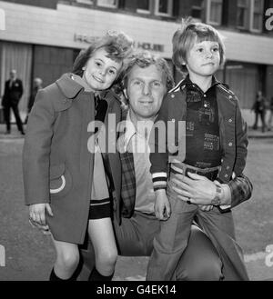 Il Capitano Bobby Moore, vincitore della Coppa del mondo di calcio, con i suoi figli Roberta (9) e Dean (6) alla premiere della matinée per bambini del film 'Swallows and Amazons', diretto da Claude Whatham (non raffigurato) e raffigurante la classica storia dei bambini con lo stesso nome. Lo spettacolo è stato per I BAMBINI di beneficenza. Foto Stock