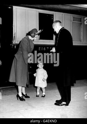 Il Principe di Galles con sua madre, la Regina Elisabetta II, all'arrivo in Scozia per il loro viaggio a Balmoral. Foto Stock