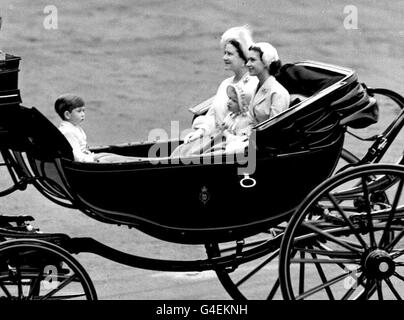 PA NEWS FOTO 11/6/53 Il principe del Galles con sua nonna la regina madre, zia principessa Margaret e sorella Princess Anne in Carrozza a cavallo guidare attraverso la sfilata delle Guardie a Cavallo, Londra per il TROOPING DELLA CERIMONIA DI COLORE Foto Stock