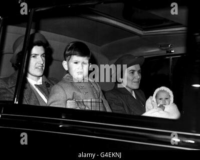 PA NEWS PHOTO 22/12/50 IL PRINCIPE DEL GALLES CON BAMBINO SUOR PRINCESS ANNE È STATA CONDOTTA A SANDRINGHAM DA BUCKINGHAM PALACE PER TRASCORRERE LE VACANZE DI NATALE CON I LORO GENITORI LA REGINA E DUCA DI EDIMBURGO E ALTRI MEMBRI DEL ROYAL FAMIGLIA Foto Stock