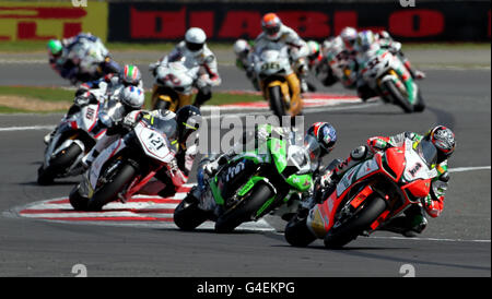 Il Max Biaggi Italia guida il midfield pack durante gara 1 del Campionato Mondiale FIM Superbike Race al circuito di Silverstone, Northampton. Foto Stock