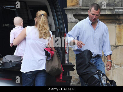 Peter Phillips con la moglie Autunno e la figlia Savannah lasciando il Palazzo di Holyroodhouse a Edimburgo dopo il matrimonio di Zara Phillips e Mike Tindall ieri. Foto Stock