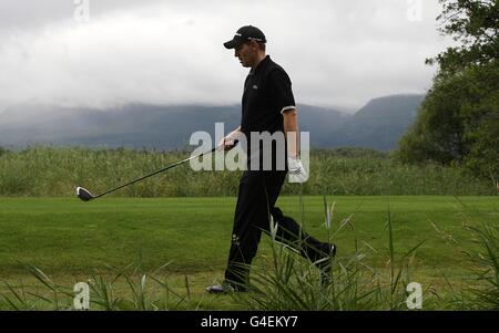 Golf - 2011 Irish Open - 4° giorno - Killarney Golf and Fishing Club. Stephen Gallagher della Scozia dopo aver giocato il settimo tee durante il quarto giorno dell'Irish Open al Killarney Golf and Fishing Club Foto Stock