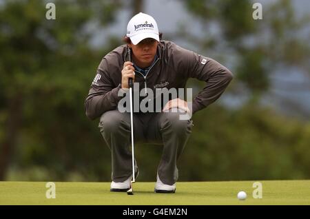 Golf - 2011 Irish Open - 4° giorno - Killarney Golf and Fishing Club. Il Rory McIlroy dell'Irlanda del Nord allinea un putt durante il quarto giorno dell'Irish Open al Killarney Golf and Fishing Club Foto Stock