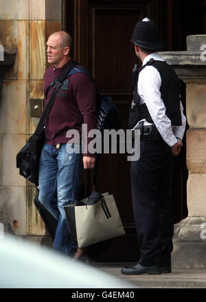 Mike Tindall lascia il Palazzo di Holyroodhouse a Edimburgo dopo il suo matrimonio con Zara Phillips ieri. Foto Stock