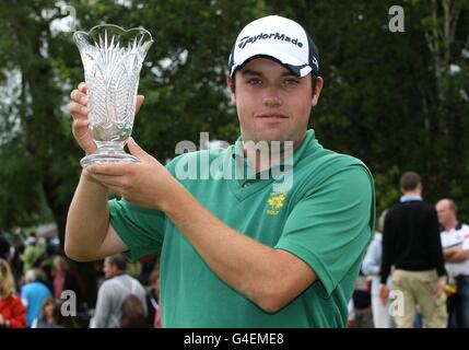 Golf - 2011 Irish Open - 4° giorno - Killarney Golf and Fishing Club. Paul Cutler di Top Amateur in Irlanda del Nord con il suo trofeo dopo il quarto giorno dell'Irish Open al Killarney Golf and Fishing Club Foto Stock