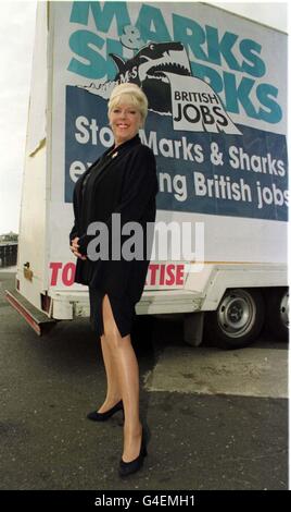 L'attrice Julie Goodyear, che ha giocato a Bet Lynch nella SOAP Coronation Street, ha messo il suo peso dietro la campagna GMB esortando Marks e Spencer's a continuare a reperire i loro vestiti dalle fabbriche britanniche durante una fotocall a Blackpool oggi (Martedì). Foto PA. Foto Stock