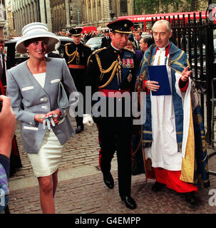 PA NEWS 14/10/92 Il principe e la principessa di Galles sono guidati nella Westminster Abbey dal molto REV. MICHAEL MAYNE, Dean of Westminster Abbey, dove sono presenti un servizio di ringraziamento per commemorare il 50º ANNIVERSARIO DELLA BATTAGLIA DI EL ALAMEIN IN EGITTO. Foto Stock