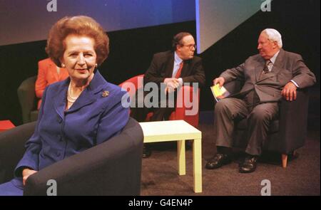 Due ex primi ministri del Tory Sir Edward Heath (estrema destra, parlando a Michael Ancram) e la baronessa Thatcher ascoltano il dibattito durante la Conferenza del partito conservatore a Bournemouth mercoledì 7 ottobre 1998. Foto di Stefan Rousseau/PA Foto Stock