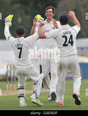Lancashires Kyle Hogg (centro) celebra la presa del wicket di Warwickshires Varun Chopra con Gareth Cross e Tom Smith durante la partita del campionato della contea di LV al randello del cricket di Liverpool, Liverpool. Foto Stock