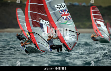 Il Gran Bretagna Bryony Shaw (centro) compete nella RS:X delle Donne durante l'evento di test dei Giochi Olimpici di Londra 2012 e la Regata Internazionale di Weymouth. Foto Stock