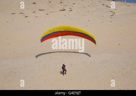 Pilota di parapendio decolla da Duna del Pyla Francia meridionale Foto Stock