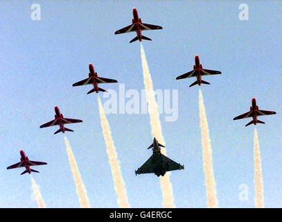 La RAF Red Arrows e un RAF Typhoon Eurofighter sorvolano il campo aereo al Farnborough Air Show, seguito dal primo ministro Tony Blair che ha ufficialmente aperto lo spettacolo. Foto Stock