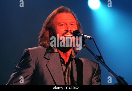 BARRY GIBB DEI BEE GEES SUL PALCO A WEMBLEY DURANTE L'UNICO CONCERTO BRITANNICO DEL GRUPPO NEL LORO TOUR MONDIALE. Foto Stock