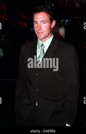 L'ATTORE EDWARD BURNS, UNA DELLE STELLE DEL NUOVO FILM DI STEVEN SPIELBERG "SAVER PRIVATE RYAN", AL GRAN BRETAGNA PREMIERE ALL'EMPIRE IN LEICESTER SQUARE DI LONDRA. Foto Stock