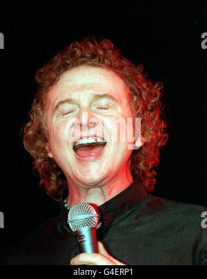 PA News 16/9/98 "SIMPLY RED' cantante Mick Hucknall canta durante le prove la sera prima del loro concerto presso il Lyceum Theatre di Londra. Foto Stock