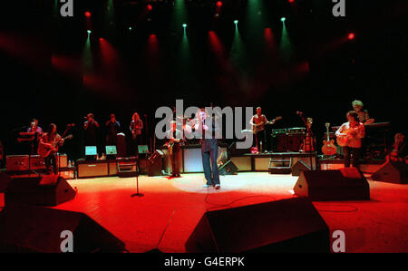 PA News 16/9/98 "SIMPLY RED' cantante Mick Hucknall (centro) ripete con la sua band la notte prima del loro concerto presso il Lyceum Theatre di Londra. Foto Stock