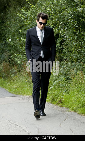 Mark Ronson arriva al cimitero di Edgwarebury per i funerali di Amy Winehouse. Foto Stock