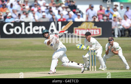 Andre Adams del Nottinghamshire esce dal bowling di Gary Keedy del Lancashire, guardato dal guardiano del wicket Gareth Cross e Paul Horton (a destra) durante la partita del Liverpool Victoria County Championship al Southport e Birkdale Sports Club, Southport. Foto Stock