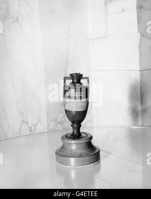L'urna delle ceneri, presentata per la prima volta durante il tour di cricket in Australia nel 1882, al capitano d'Inghilterra Ivo Bligh da un gruppo di donne di Melbourne Foto Stock