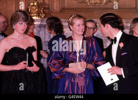 LADY DIANA INCONTRA la PRINCIPESSA GRAZIA Principe Carlo e la sua fidanzata Lady Diana Spencer (a sinistra) con la Principessa Grace di Monaco presso la Goldsmith's Hall di Londra questa sera. Erano ospiti di un'animazione in aiuto del Royal Opera House Development Appeal. Lady Diana scelse una tafeta nera per il suo primo ingaggio reale. Foto Stock