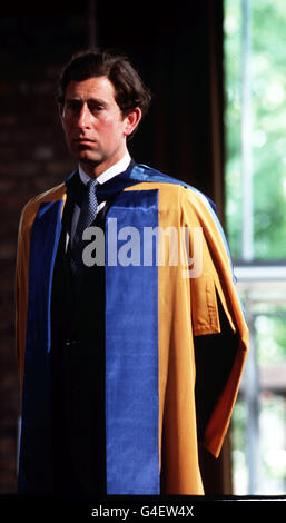 PA News 14/5/82 Il principe Carlo indossa le vesti, il giorno egli ha accettato una laurea ad honorem dall'università aperta a Milton Keynes. Foto Stock