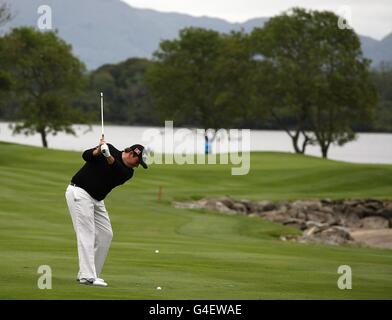 Golf - 2011 Irish Open - due giorni - Killarney Golf and Fishing Club. Lo Shane Lowry irlandese gioca il suo secondo colpo nel quarto verde durante il secondo giorno dell'Irish Open al Killarney Golf and Fishing Club Foto Stock