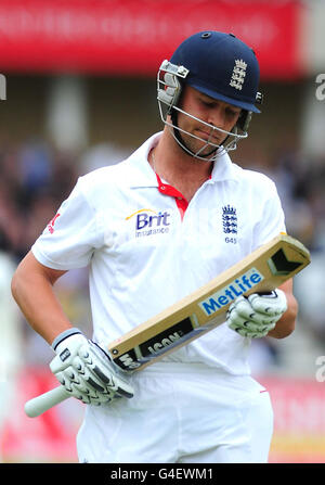 Jonathan Trott, in Inghilterra, torna al padiglione dopo essere stato bowled dallo Sreesanth indiano, catturato da VVS Laxman, per 4 persone durante la seconda prova di potenza a Trent Bridge, Nottingham. Foto Stock