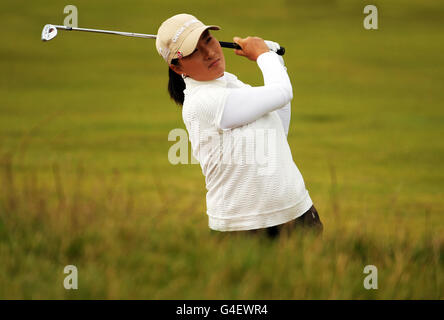 Golf - 2011 Ricoh Womens British Open - giorno due - Carnoustie Golf Club. Se Ri Pak della Corea gioca il suo secondo colpo il diciottesimo durante il secondo giorno del Ricoh Women's British Open al Carnoustie Golf Club di Angus. Foto Stock