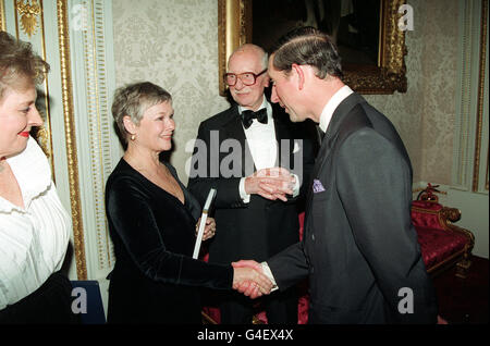 PA NEWS FOTO 28/10/93 IL PRINCIPE DI GALLES saluta attrice Dame Judi Dench, mentre attore SIR JOHN GIELGUD guarda a. Il Principe di Galles come presidente della Royal Shakespeare Company stasera ha ospitato una EVENENING DELL'OPERA SHAKESPEARIANA A LONDRA Foto Stock