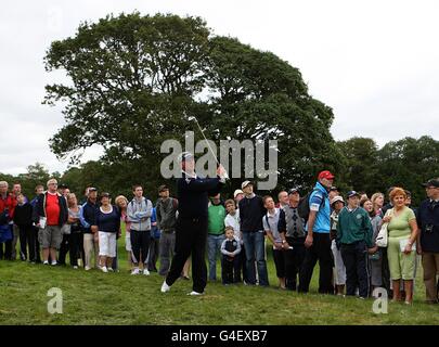 Golf - 2011 Irish Open - due giorni - Killarney Golf and Fishing Club. Il Darren Clarke dell'Irlanda del Nord gioca fuori del grezzo il 16 durante il giorno due dell'Irish Open al Killarney Golf and Fishing Club Foto Stock