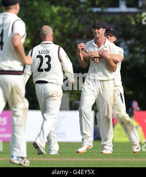 Lancashires Tom Smith celebra la cattura di Warwickshires Chris Woakes dal bowling di Gary Keedy durante la partita del campionato della contea di LV al Liverpool Cricket Club, Liverpool. Foto Stock