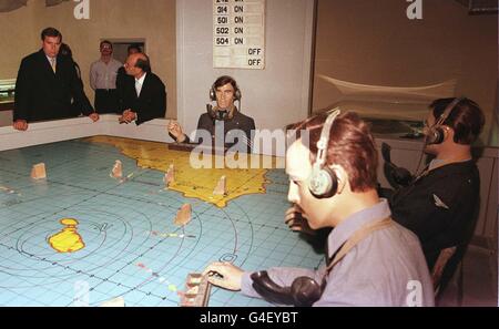 Il Duca di York guarda parte delle sale operative, delle sale della Guerra Lascaris a la valletta, Malta questo pomeriggio (venerdì). Le sale di guerra erano il centro operativo per le forze alleate nel Mediterraneo durante la seconda guerra mondiale. Foto di John Stillwell/PA. Foto Stock